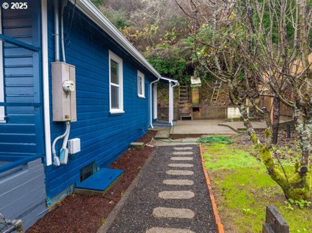 428 ELM Ave, Reedsport, OR 97467