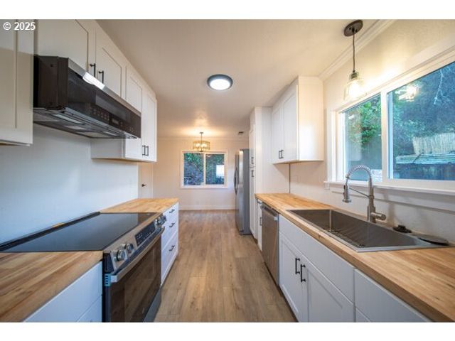 428 ELM Ave, Reedsport, OR 97467