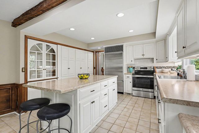 1530 Edgewood Avenue Se, East Grand Rapids, MI 49506