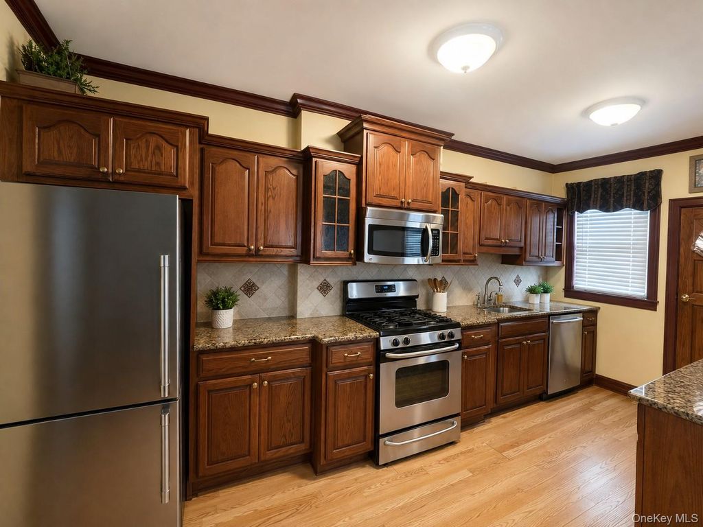10441 92nd Avenue, Richmond Hill, NY 11418 — photo 2