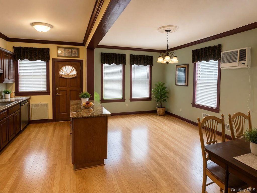 10441 92nd Avenue, Richmond Hill, NY 11418 — photo 3