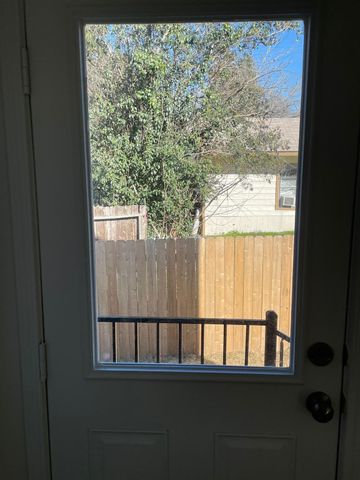 49 Trinity CIR, Lockhart, TX 78644