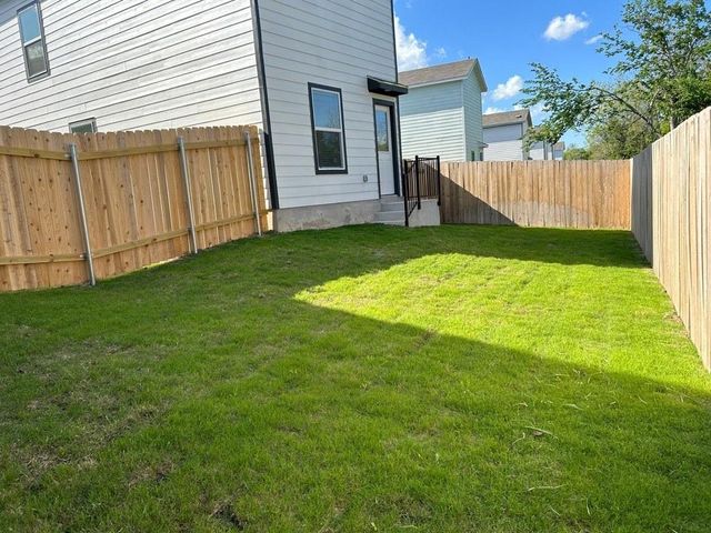 49 Trinity CIR, Lockhart, TX 78644