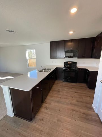 49 Trinity CIR, Lockhart, TX 78644