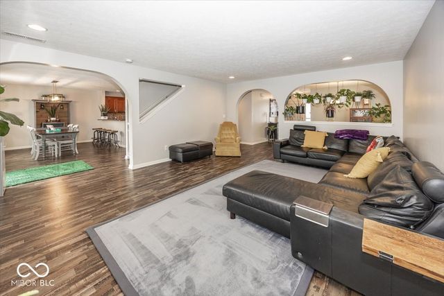 6107 Pebblebrooke Road, Whitestown, IN 46075