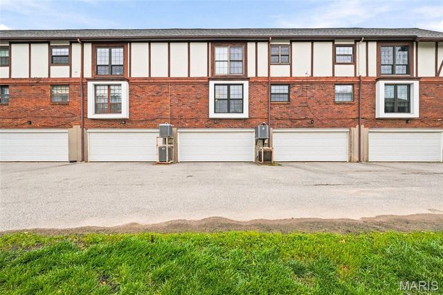 929 Claytonbrook Drive 2, Ballwin, MO 63011