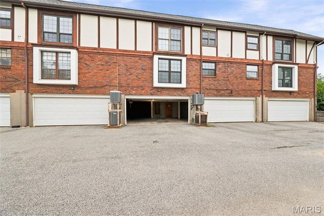 929 Claytonbrook Drive 2, Ballwin, MO 63011