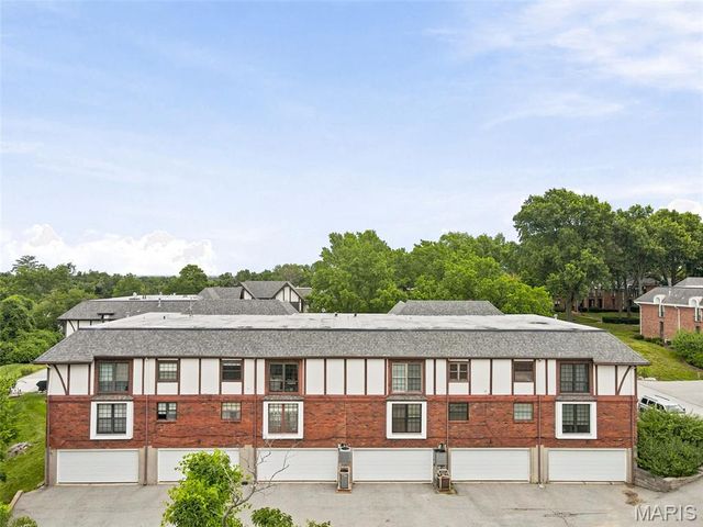 929 Claytonbrook Drive 2, Ballwin, MO 63011