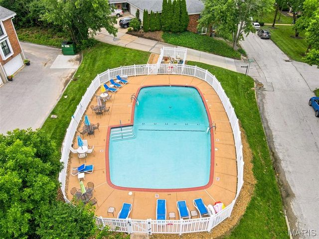 929 Claytonbrook Drive 2, Ballwin, MO 63011