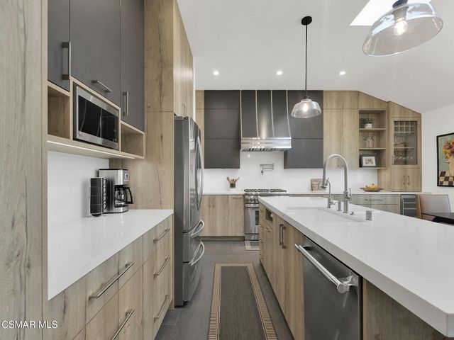 1524 W Riverside Drive, Burbank, CA 91506