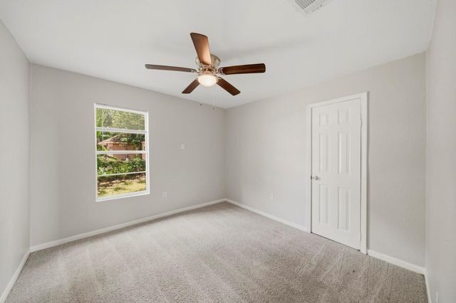 915 S Shanks Street, Clute, TX 77531