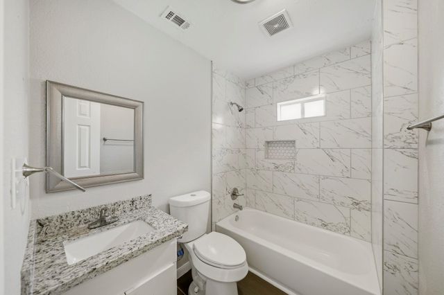 915 S Shanks Street, Clute, TX 77531