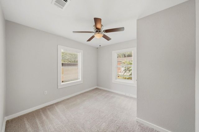 915 S Shanks Street, Clute, TX 77531