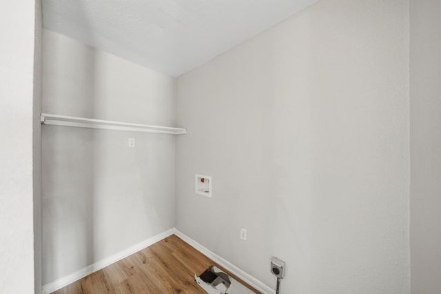 915 S Shanks Street, Clute, TX 77531