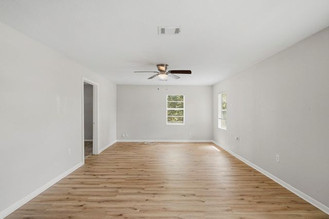 915 S Shanks Street, Clute, TX 77531