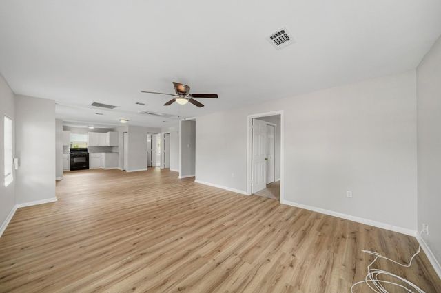915 S Shanks Street, Clute, TX 77531