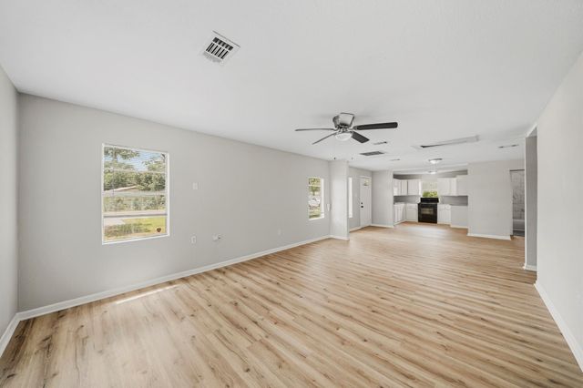 915 S Shanks Street, Clute, TX 77531