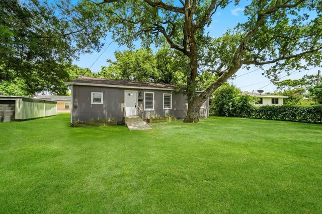 915 S Shanks Street, Clute, TX 77531