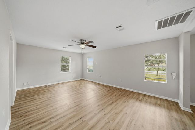 915 S Shanks Street, Clute, TX 77531