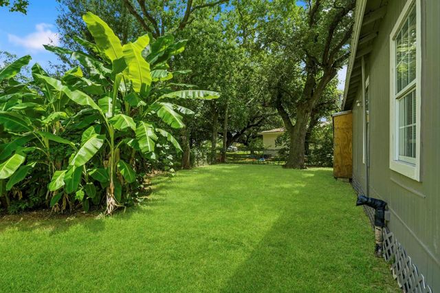 915 S Shanks Street, Clute, TX 77531