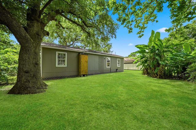 915 S Shanks Street, Clute, TX 77531