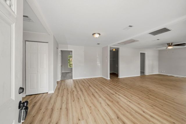 915 S Shanks Street, Clute, TX 77531