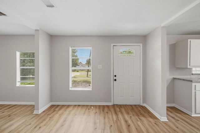 915 S Shanks Street, Clute, TX 77531