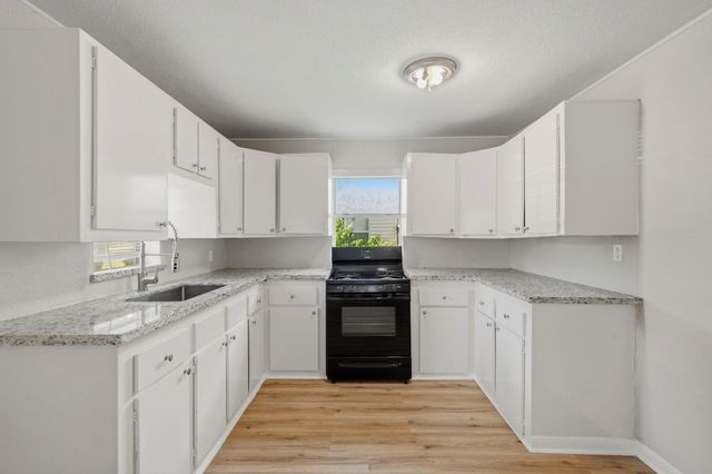 915 S Shanks Street, Clute, TX 77531