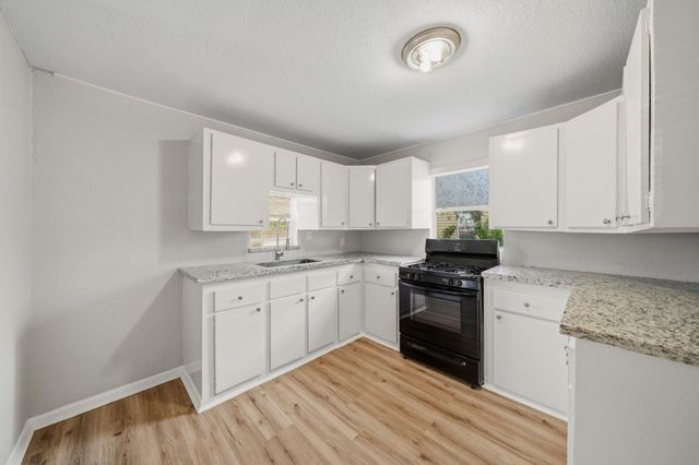 915 S Shanks Street, Clute, TX 77531