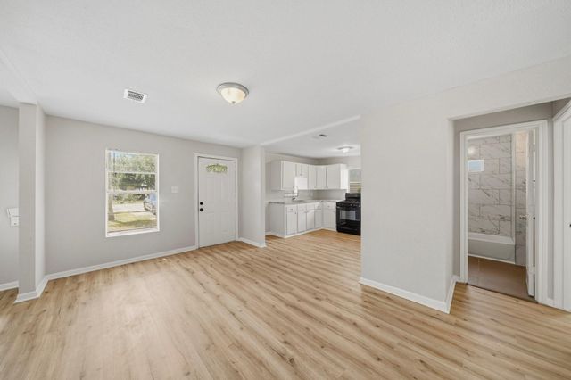 915 S Shanks Street, Clute, TX 77531