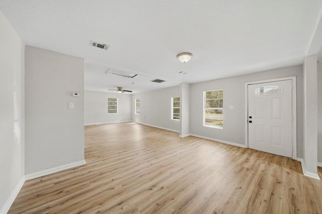 915 S Shanks Street, Clute, TX 77531