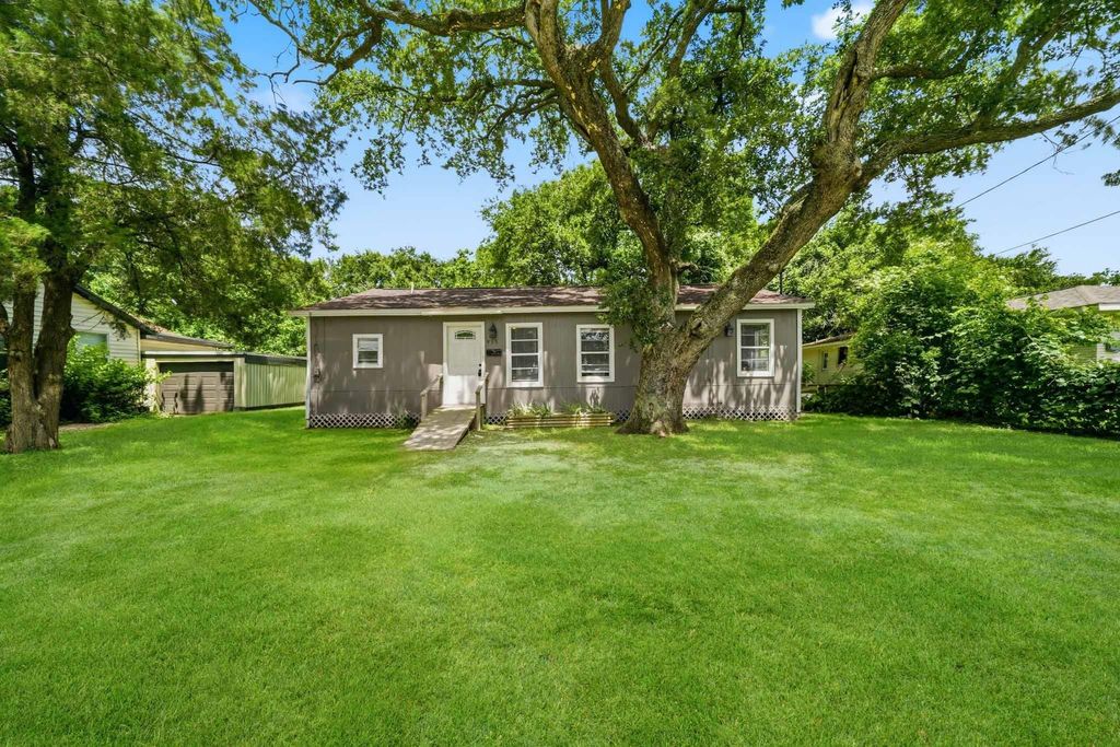 915 S Shanks Street, Clute, TX 77531