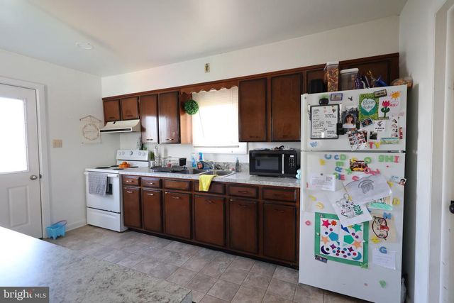 8 N HOLLANDER RD, Gordonville, PA 17529