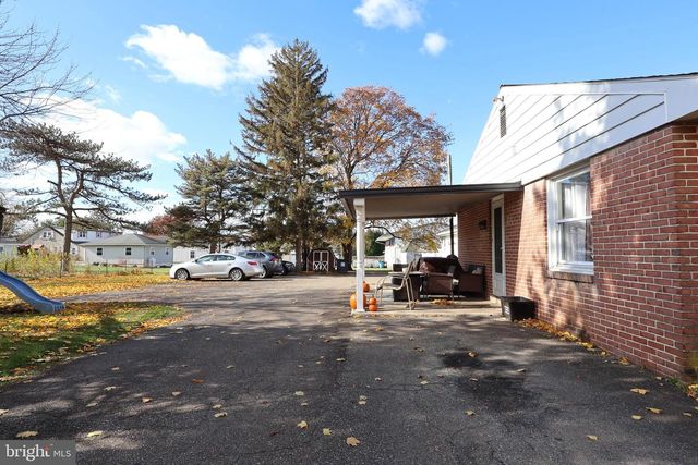 8 N HOLLANDER RD, Gordonville, PA 17529