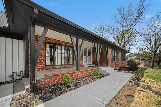 107 E Santa Fe Trail, Kansas City, MO 64145