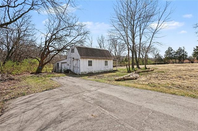 107 E Santa Fe Trail, Kansas City, MO 64145