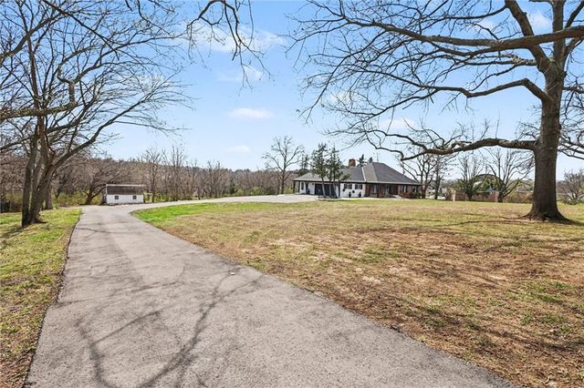 107 E Santa Fe Trail, Kansas City, MO 64145