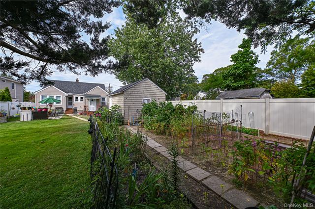7 Bailey Avenue, Babylon, NY 11702