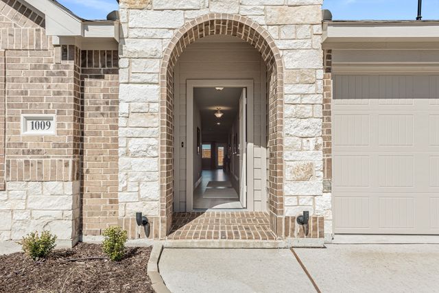 1009 Raptor Road, Alvarado, TX 76009