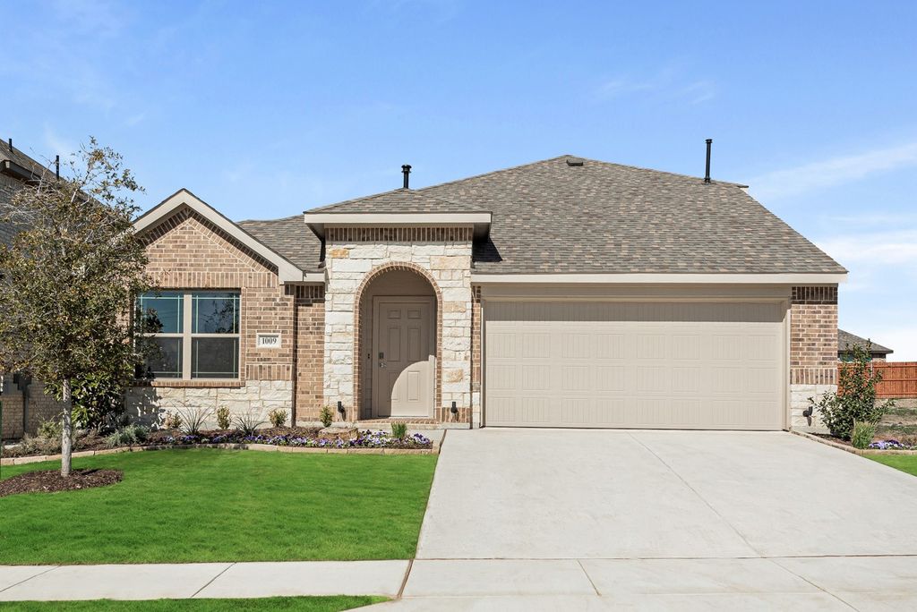 1009 Raptor Road, Alvarado, TX 76009