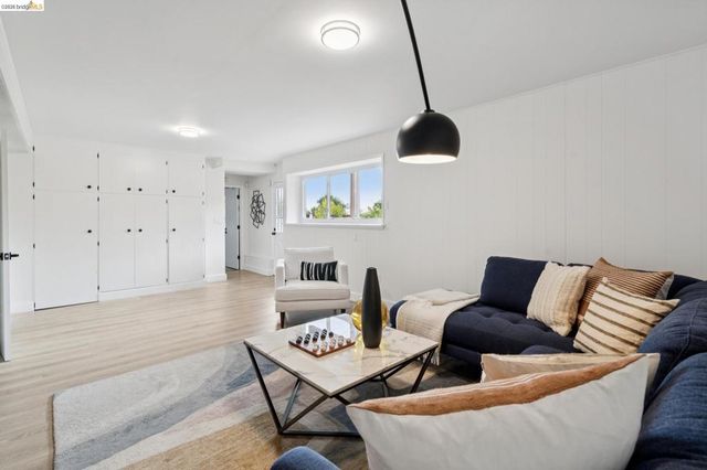 201 Crestmont, Oakland, CA 94619