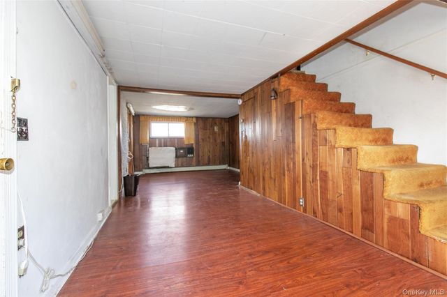 11 LEE Court, Great Neck, NY 11024