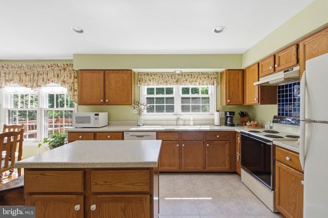 12207 KNIGHTSBRIDGE DR, Woodbridge, VA 22192