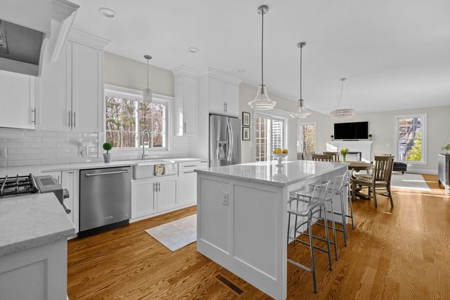 8 Leeds Way, Southborough, MA 01772
