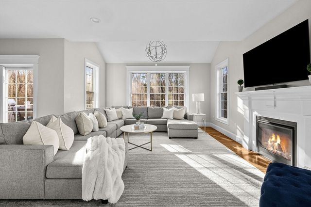 8 Leeds Way, Southborough, MA 01772