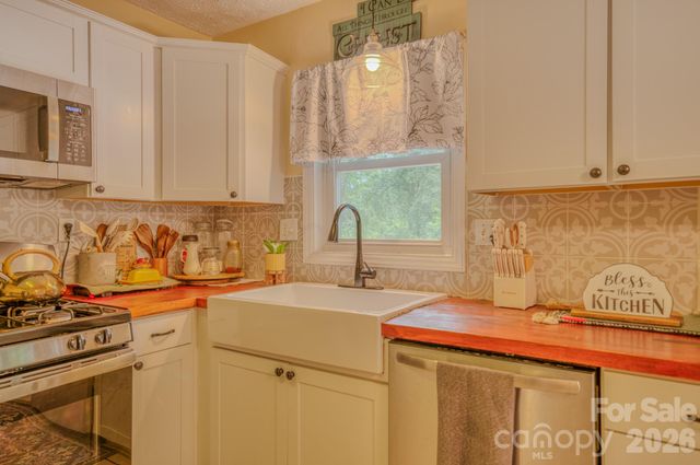 112 Amelia Drive, Hendersonville, NC 28792