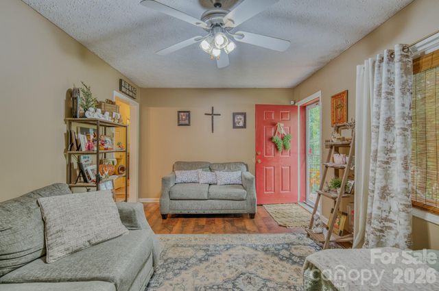 112 Amelia Drive, Hendersonville, NC 28792
