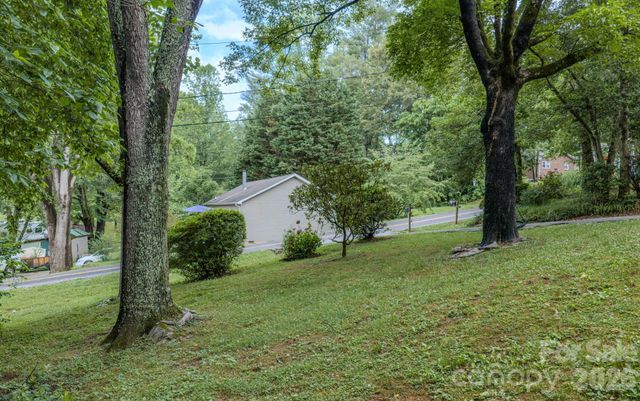 112 Amelia Drive, Hendersonville, NC 28792