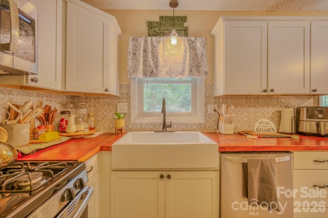 112 Amelia Drive, Hendersonville, NC 28792