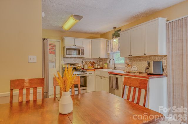 112 Amelia Drive, Hendersonville, NC 28792